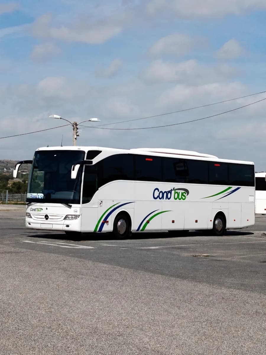 Autobús COND’BUS estacionado al aire libre