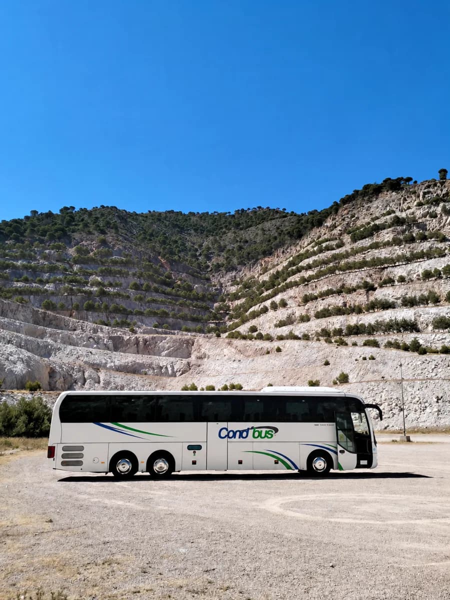Autocar COND’BUS en un paisaje de montaña