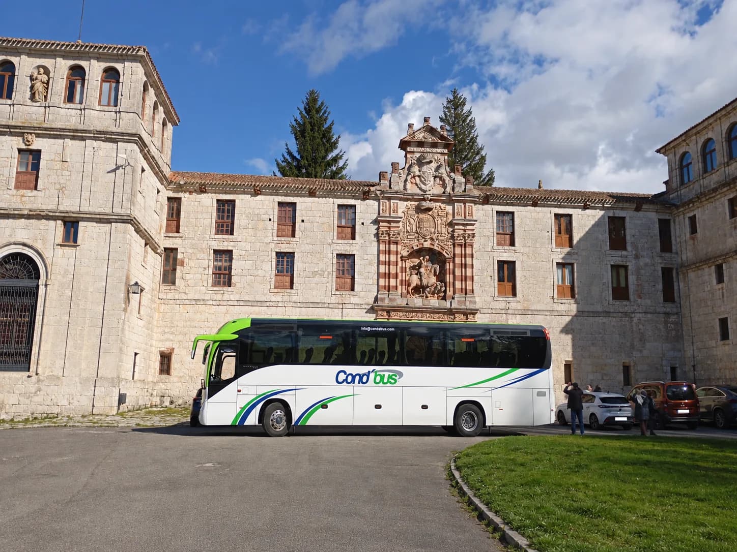 Autocar COND’BUS ante un monasterio histórico