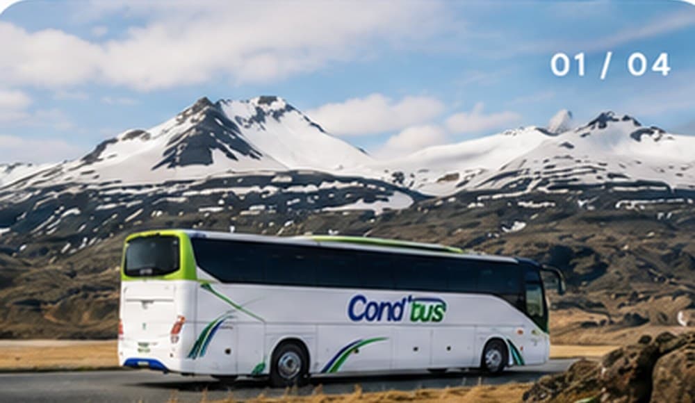 Composición promocional de autocar rotulado COND’BUS viajando por un paisaje de montaña